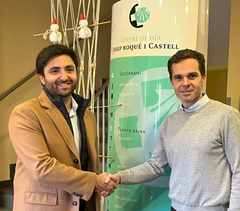 Firma del acuerdo de subvención de MIMCORD para el Centro de Día para personas mayores. Firmado por Marc Rovira, Director General de MIMCORD, y Arnau Rovira, Alcalde de Manlleu.